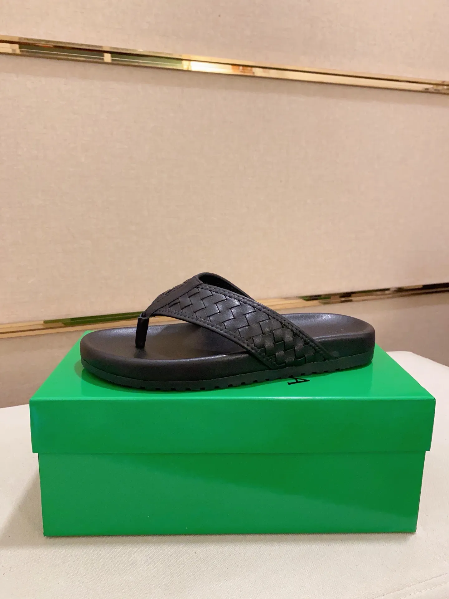 Men's shoes 💰: 320💰[BV~Bottega Veneta] Trendy new slippers are on the market. Same style as the official website. Counter quality [strong][strong][strong] Selected cow patent leather weaving. High-end atmosphere. Very cost-effective. Original wear-resistant rubber outsole. Fine workmanship. The upper layer of materials is used. The quality is visible. Shoe size 38-45.